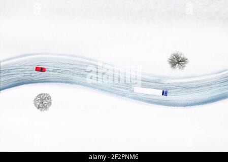 Voitures et camions sur une route enneigée, par le dessus Banque D'Images