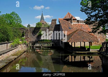 Porte et enceinte de l'ancienne abbaye bénédictine, construite au XIe siècle, détruite au XVIIIe siècle, rivière Lauter, Wissembourg, Weißenburg, Alsace. France Banque D'Images