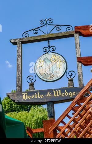 La Tamise : le Beetle et le Wedge est une auberge de bord de rivière classique à Moulsford, immortalisée par H. G. Wells 'Histoire de M. Polly'.
