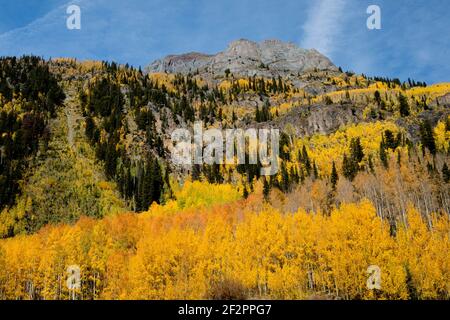 Vue sur les pics d'automne au-dessus de la million Dollar Highway Entre Ouray et Silverton dans SW Colorado Banque D'Images