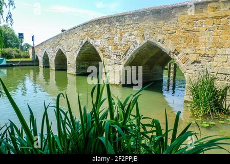 La Tamise : Newbridge est l'un des plus anciens ponts sur la Tamise, construit pour la première fois vers 1250. Banque D'Images