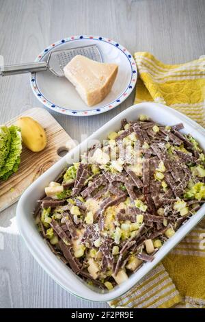 Pizzoccheri prêt à manger, un plat typique de Valtellina (Italie) et du canton des Grisons (Suisse) Banque D'Images