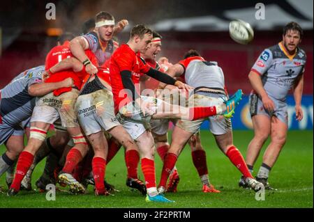 Limerick, Irlande. 12 mars 2021. Nick McCarthy de Munster lance le ballon pendant le match Guinness PRO14 Round 15 entre Munster Rugby et Scarlets à Thomond Park à Limerick, Irlande le 12 mars 2021 (photo par Andrew SURMA/SIPA USA) Credit: SIPA USA/Alay Live News Banque D'Images