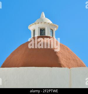 Monument ' Puig de Missa ' . Église typique d'Ibiza située dans la municipalité de Santa Eulalia del Rio . Murs blancs et blanchis à la chaux Banque D'Images