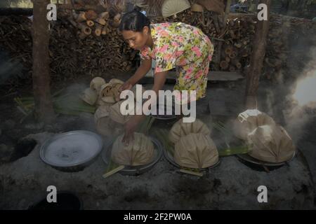 Yunce Unbanu faire bouillir la sève de palmier pour faire du sucre de palmier dans le village d'Oehandi, île de Rote, Indonésie. Le sucre de palme est une autre source de revenu pour le village Banque D'Images