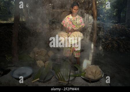 Yunce Unbanu faire bouillir la sève de palmier à l'aide de bois de feu dans le village d'Oehandi, île de Rote, Indonésie. Banque D'Images