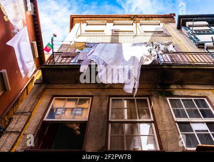 Façade de bâtiment et buanderie suspendue à Porto, Portugal Banque D'Images