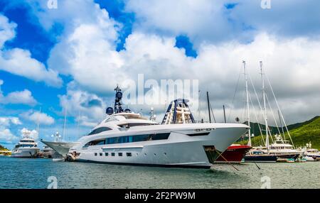 Des yachts gigantesques amarrés sur le côté hollandais de l'île De Saint Martin dans les Caraïbes Banque D'Images