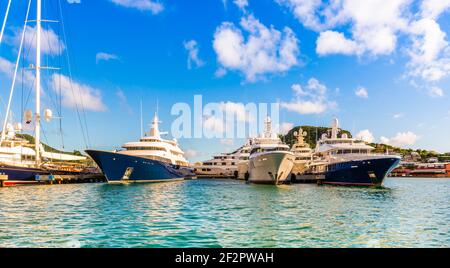 Des yachts gigantesques amarrés sur le côté hollandais de l'île De Saint Martin dans les Caraïbes Banque D'Images