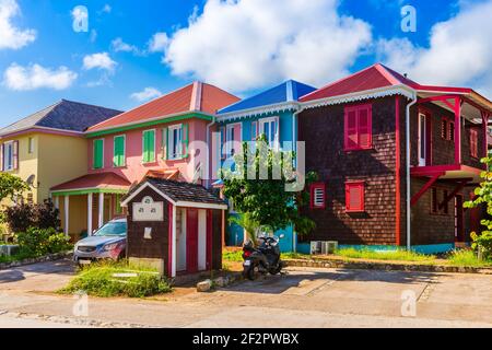 Maisons colorées dans le quartier de la Baie orientale sur l'île De Saint Martin dans les Caraïbes Banque D'Images