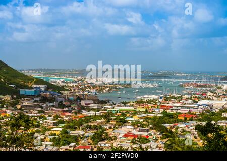 Vue aérienne de la baie de Cay sur l'île de Saint Martin dans les Caraïbes Banque D'Images