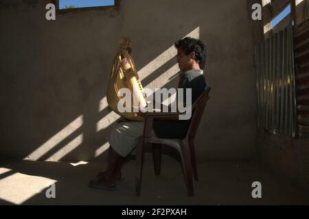 Hance PAH posant pour une photo avec un sasando électrique, l'instrument de musique à cordes traditionnel de l'île de Rote qu'il a créé, dans sa maison dans le village de Lalu Koen, île de Rote, est Nusa Tenggara, Indonésie. Banque D'Images