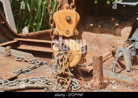 Vue avant rabatteur et chaîne et boulon en U sur Rusty Intérieur de l'ancienne voiture Banque D'Images