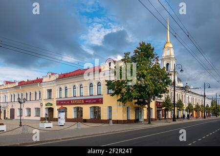 RYBINSK, RUSSIE / AOÛT 15,2020 : vue sur la rue au centre de la ville de Rybinsk, rue Krestovaya Banque D'Images