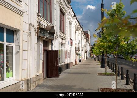 RYBINSK, RUSSIE / AOÛT 15,2020 : vue sur la rue au centre de la ville de Rybinsk, rue Krestovaya Banque D'Images