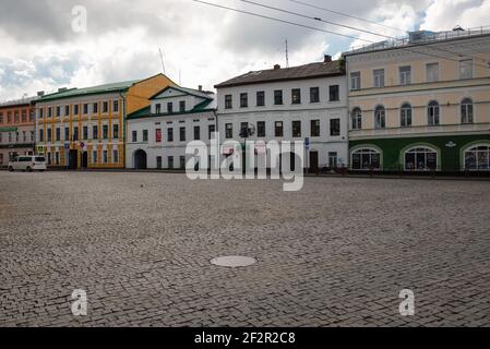 RYBINSK, RUSSIE / AOÛT 15,2020 : vue sur la rue au centre de la ville de Rybinsk, rue Stoyalaya Banque D'Images