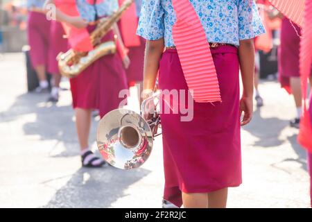 Groupe de lycéens thaïlandais en vêtements traditionnels se préparant à la fête nationale du nouvel an thaïlandais ou au festival Songkran. Concentrez-vous sur la trompette. Banque D'Images