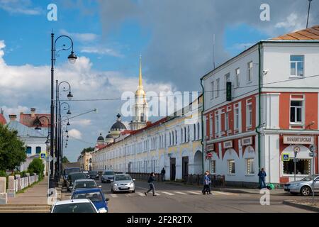 RYBINSK, RUSSIE / AOÛT 15,2020 : vue sur la rue au centre de la ville de Rybinsk, remblai Volzhskaya Banque D'Images