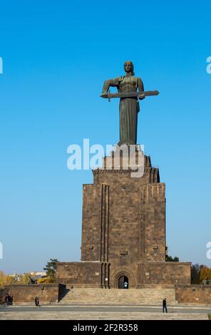 Erevan, Arménie - 14 novembre 2019 : Statue de la mère Arménie ou Mayr hayastan. Monument situé dans le Parc de la victoire, ville d'Erevan, Arménie. Banque D'Images