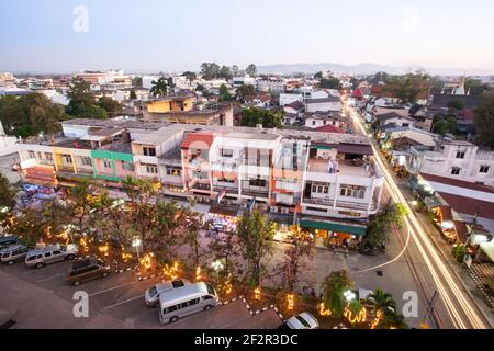 Vue aérienne de Chiang Rai à la tombée de la nuit, lumières et lumières lumineuses au néon sur les rues, attractions touristiques en Thaïlande. Banque D'Images