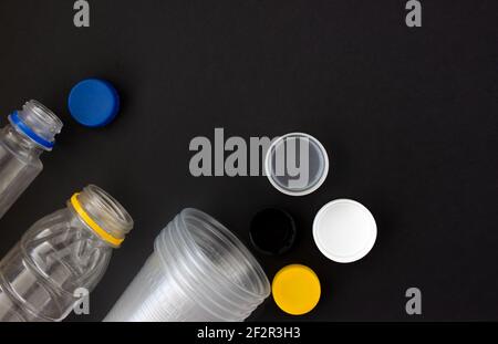 vaisselle jetable en plastique sur fond noir. Pollution de l'environnement. Espace pour le texte Banque D'Images