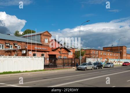 RYBINSK, RUSSIE / 15 août 2020: Vue de la construction de la ville de l'eau utilitaire sur le remblai Volga, dans le centre de Rybinsk Banque D'Images