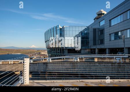 Vue sur le mont Hood depuis le toit de l'aéroport de Portland, État de l'Oregon. Banque D'Images