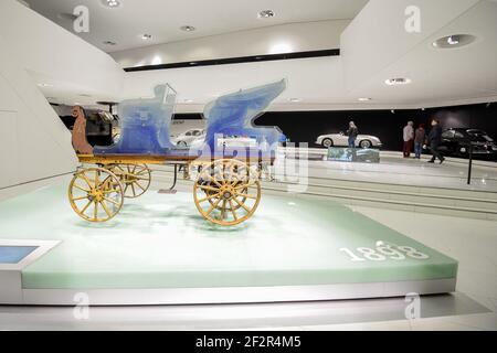 STUTTGART, ALLEMAGNE - juin 2016 : Musée Porsche de Zuffenhausen. Stuttgart. Exposition des voitures de course Porsche modernes comparaison des voitures de course. Banque D'Images