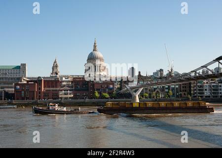 LONDRES, Royaume-Uni - 24 MAI 2010 : remorqueur de la cale de chargement sous la passerelle Millennium sur la Tamise Banque D'Images