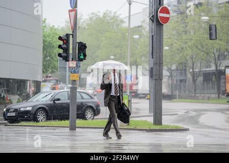 STUTTGART, ALLEMAGNE - juin 2016 : Musée Porsche de Zuffenhausen. Stuttgart. Exposition des voitures de course Porsche modernes comparaison des voitures de course. Banque D'Images
