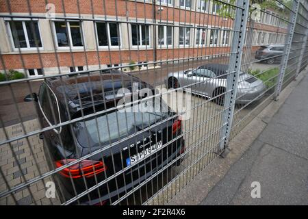 STUTTGART, ALLEMAGNE - juin 2016 : Musée Porsche de Zuffenhausen. Stuttgart. Exposition des voitures de course Porsche modernes comparaison des voitures de course. Banque D'Images