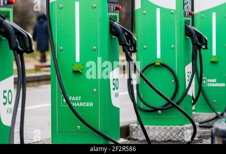 MINSK, BÉLARUS - DESEMBER 17, 2020: Stations de ravitaillement de voitures électriques pour câble de chargement de véhicules électriques Banque D'Images