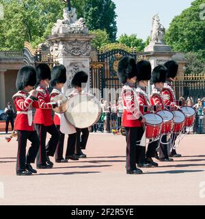 LONDRES, Royaume-Uni - 24 MAI 2010 : bande des Grenadier Guards devant Buckingham Palace pour changer la garde Banque D'Images