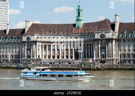 LONDRES, Royaume-Uni - 24 MAI 2010 : bateau de croisière devant le County Hall Banque D'Images