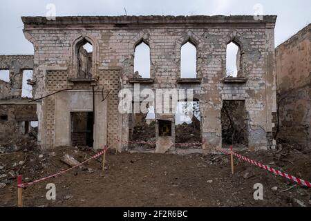 AGDAM, AZERBAÏDJAN - DÉCEMBRE 14 : ruines du centre culturel de la ville d'Agdam qui a été détruit par les forces arméniennes pendant la première guerre du Haut-Karabakh le 14 décembre 2020 à Agdam, Azerbaïdjan. La ville et son district avoisinant ont été retournés sous contrôle azerbaïdjanais dans le cadre d'un accord qui a mis fin à la guerre du Haut-Karabakh de 2020. Banque D'Images