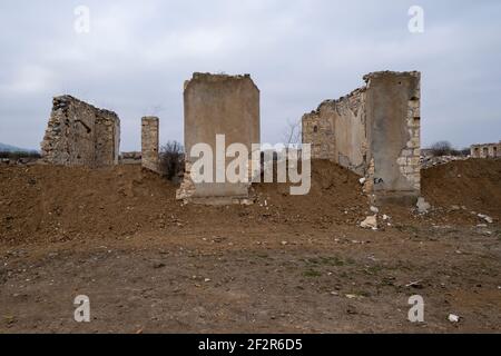 AGDAM, AZERBAÏDJAN - DÉCEMBRE 14 : ruines d'un bâtiment de la ville d'Agdam qui a été détruit par les forces arméniennes pendant la première guerre du Haut-Karabakh le 14 décembre 2020 à Agdam, Azerbaïdjan. La ville et son district avoisinant ont été retournés sous contrôle azerbaïdjanais dans le cadre d'un accord qui a mis fin à la guerre du Haut-Karabakh de 2020. Banque D'Images