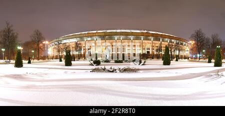 Panorama nocturne du complexe olympique de Luzhniki Grand Sports Arena en hiver, Moscou, Russie Banque D'Images