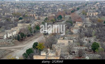 AGDAM, AZERBAÏDJAN - DÉCEMBRE 14 : un camion militaire azéri traverse la ville fantôme d'Agdam qui a été détruite par les forces arméniennes pendant la première guerre du Haut-Karabakh le 14 décembre 2020 à Agdam, en Azerbaïdjan. La ville et son district avoisinant ont été retournés sous contrôle azerbaïdjanais dans le cadre d'un accord qui a mis fin à la guerre du Haut-Karabakh de 2020. Banque D'Images