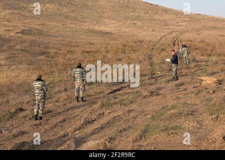 JABRAYIL, AZERBAÏDJAN - DÉCEMBRE 15 : membres de la force russe de maintien de la paix et soldats arméniens à la recherche de restes de combattants arméniens tués dans le conflit de la région contestée du Haut-Karabakh le 15 2020 décembre dans le Jabrayil Rayon, en Azerbaïdjan. De violents affrontements ont éclaté au-dessus du Haut-Karabakh à la fin du mois de septembre, au cours desquels plus de 5,600 personnes, y compris des civils, ont été tuées. Les parties ont convenu d'un accord de cessez-le-feu négocié par la Russie qui a pris effet le 10 novembre, ce qui a entraîné l'Azerbaïdjan à reprendre le contrôle de certaines parties de territoires que les Arméniens ethniques avaient administrés pour Banque D'Images