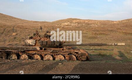 JABRAYIL, AZERBAÏDJAN - DÉCEMBRE 15 : membres de la force russe de maintien de la paix et soldats arméniens à la recherche de restes de combattants arméniens tués dans le conflit de la région contestée du Haut-Karabakh le 15 2020 décembre dans le Jabrayil Rayon, en Azerbaïdjan. De violents affrontements ont éclaté au-dessus du Haut-Karabakh à la fin du mois de septembre, au cours desquels plus de 5,600 personnes, y compris des civils, ont été tuées. Les parties ont convenu d'un accord de cessez-le-feu négocié par la Russie qui a pris effet le 10 novembre, ce qui a entraîné l'Azerbaïdjan à reprendre le contrôle de certaines parties de territoires que les Arméniens ethniques avaient administrés pour Banque D'Images