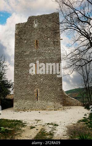 Vue sur la tour de l'abbaye de Santa Maria di Casanova. Villa Celiera, province de Pescara, Abruzzes, Italie, Europe Banque D'Images