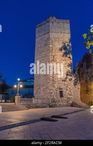Vue nocturne de la tour du capitaine dans la ville croate de Zadar Banque D'Images