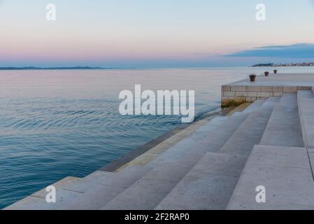 Vue au lever du soleil sur l'orgue de mer installé dans la ville croate de Zadar Banque D'Images