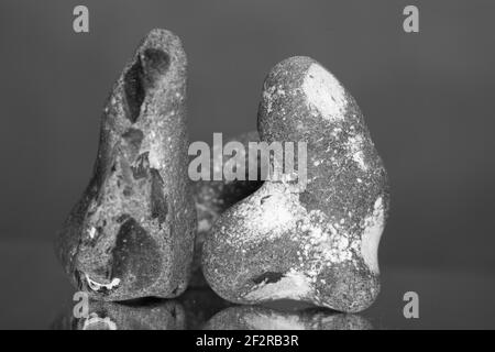 Pierres, formes arrondies de flints des falaises calcaires de l'île de Rugen. Symétriser l'arrière-plan. Banque D'Images