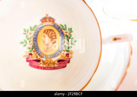 Une tasse de thé commémorant le 2e couronnement de la reine Elizabeth II Juin 1953 Royaume-Uni Photographie prise par Simon Dack Banque D'Images