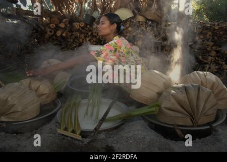 Yunce Unbanu faire bouillir la sève de palmier pour faire du sucre de palmier dans le village d'Oehandi, île de Rote, Indonésie. Le sucre de palme est une autre source de revenu pour les villageois vivant dans l'île. Banque D'Images