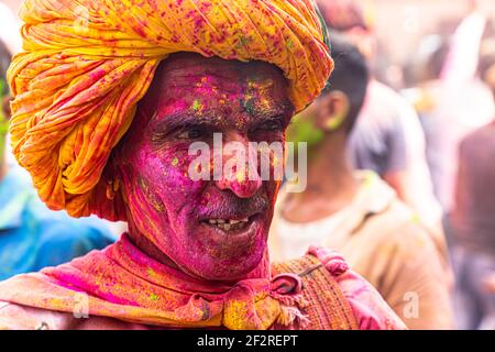 personnes célébrant des vacances à barsana lors du festival holi, en mettant l'accent sur le sujet et en ajoutant du bruit et des grains. Banque D'Images