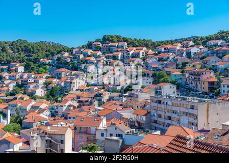 Toits de maisons résidentielles dans la ville croate de Sibenik Banque D'Images