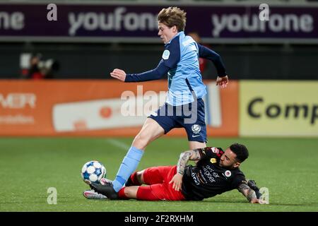 ROTTERDAM, PAYS-BAS - MARS 12: Tim Pieters du FC Utrecht U23, Brandon Ormonde Ottewill de SBV Excelsior pendant le match Keukenkampioen Divisiie be Banque D'Images