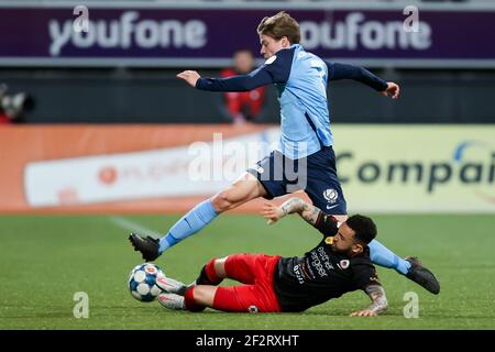 ROTTERDAM, PAYS-BAS - MARS 12: Tim Pieters du FC Utrecht U23, Brandon Ormonde Ottewill de SBV Excelsior pendant le match Keukenkampioen Divisiie be Banque D'Images